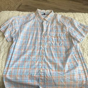 Gap Men’s short sleeve button down collared shirt. Medium blue, orange and white